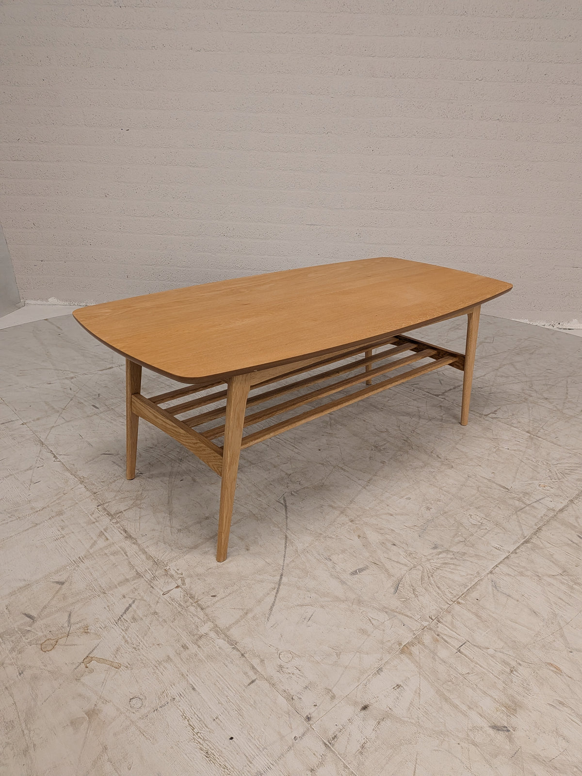 Vintage salontafel met lectuurrek