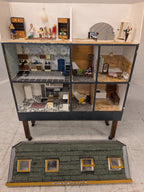 Groot poppenhuis met inrichting