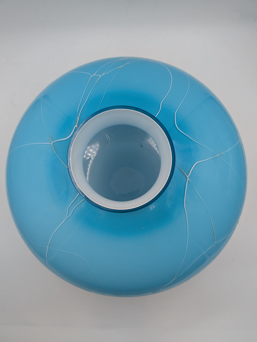 Glasgeblazen vaas, blauw met witte draden