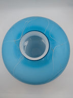 Glasgeblazen vaas, blauw met witte draden