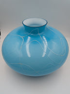 Glasgeblazen vaas, blauw met witte draden