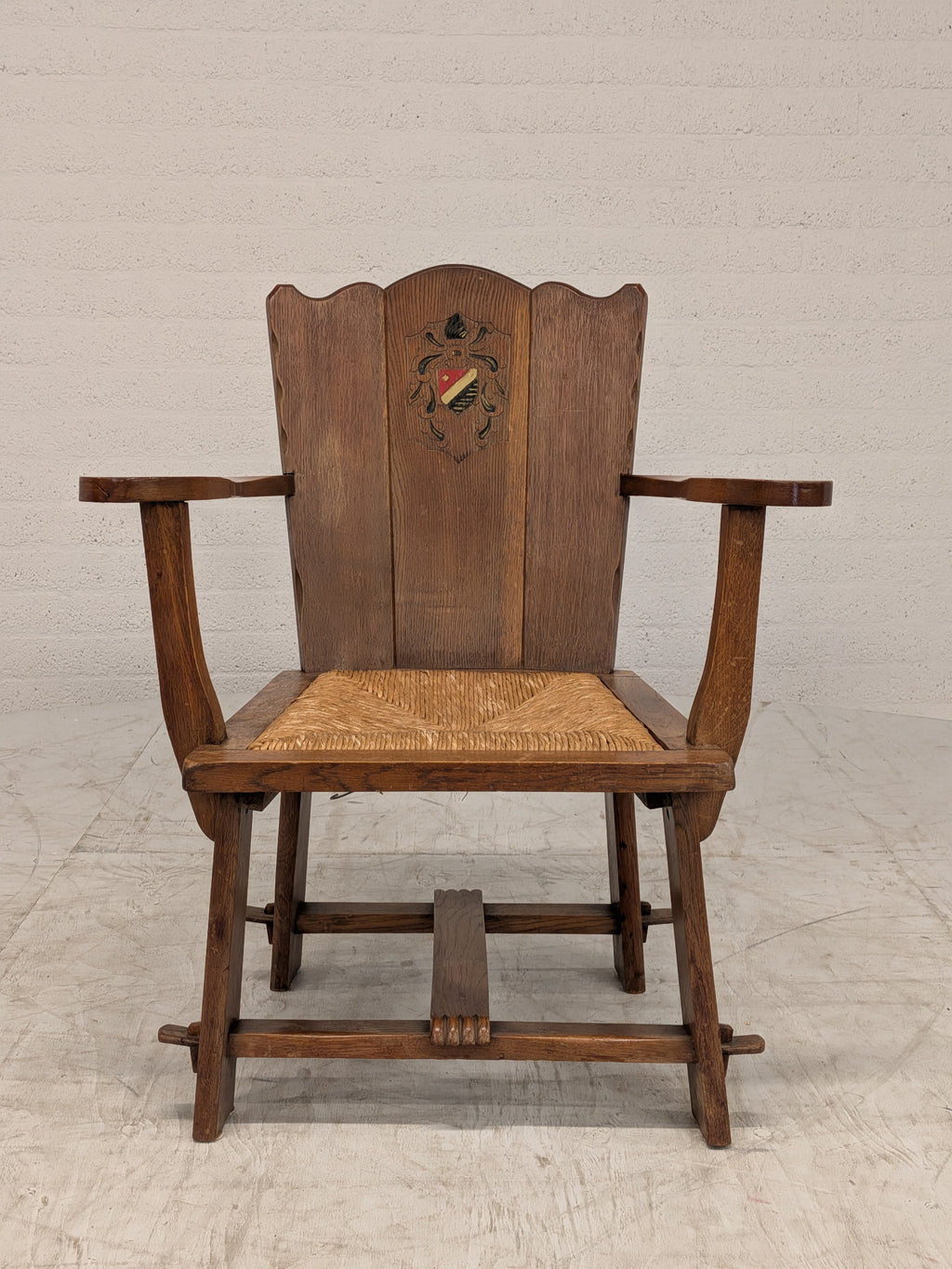 Eiken kloosterstoel met wapenschild