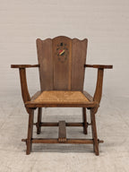 Eiken kloosterstoel met wapenschild