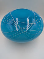 Glasgeblazen vaas, blauw met witte draden