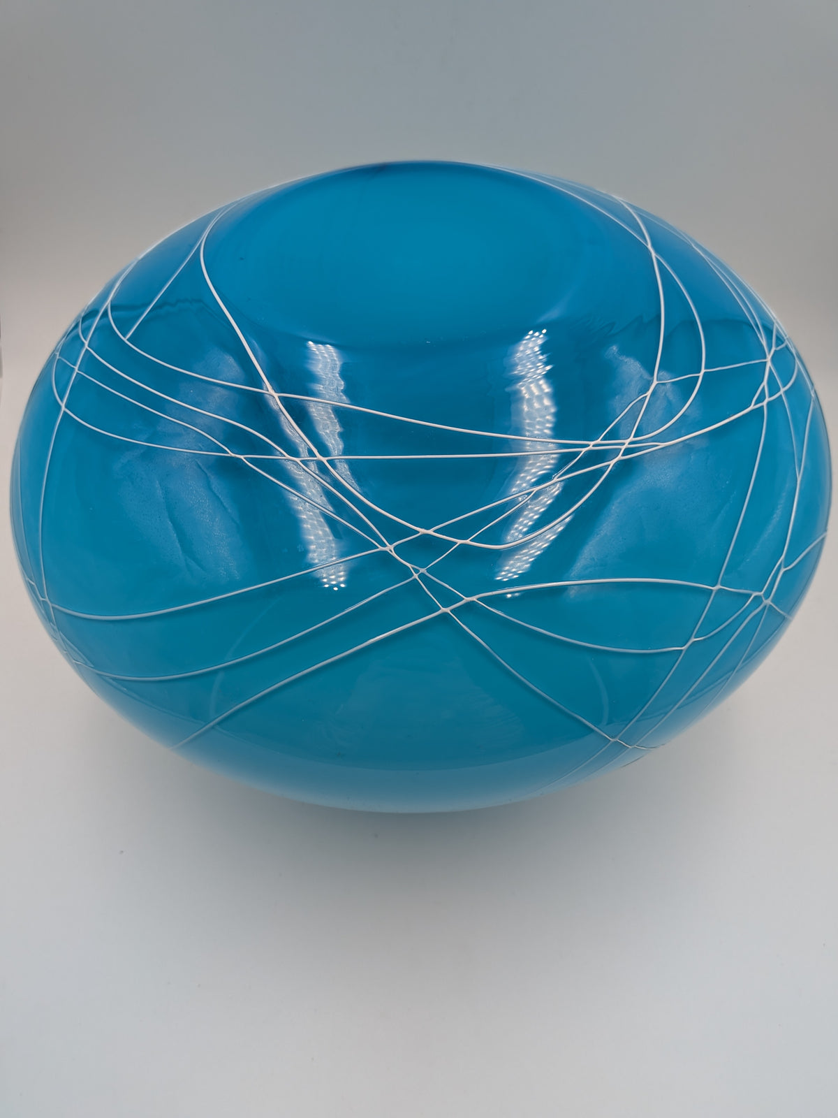 Glasgeblazen vaas, blauw met witte draden