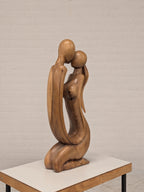Houten beeld omarmend paar