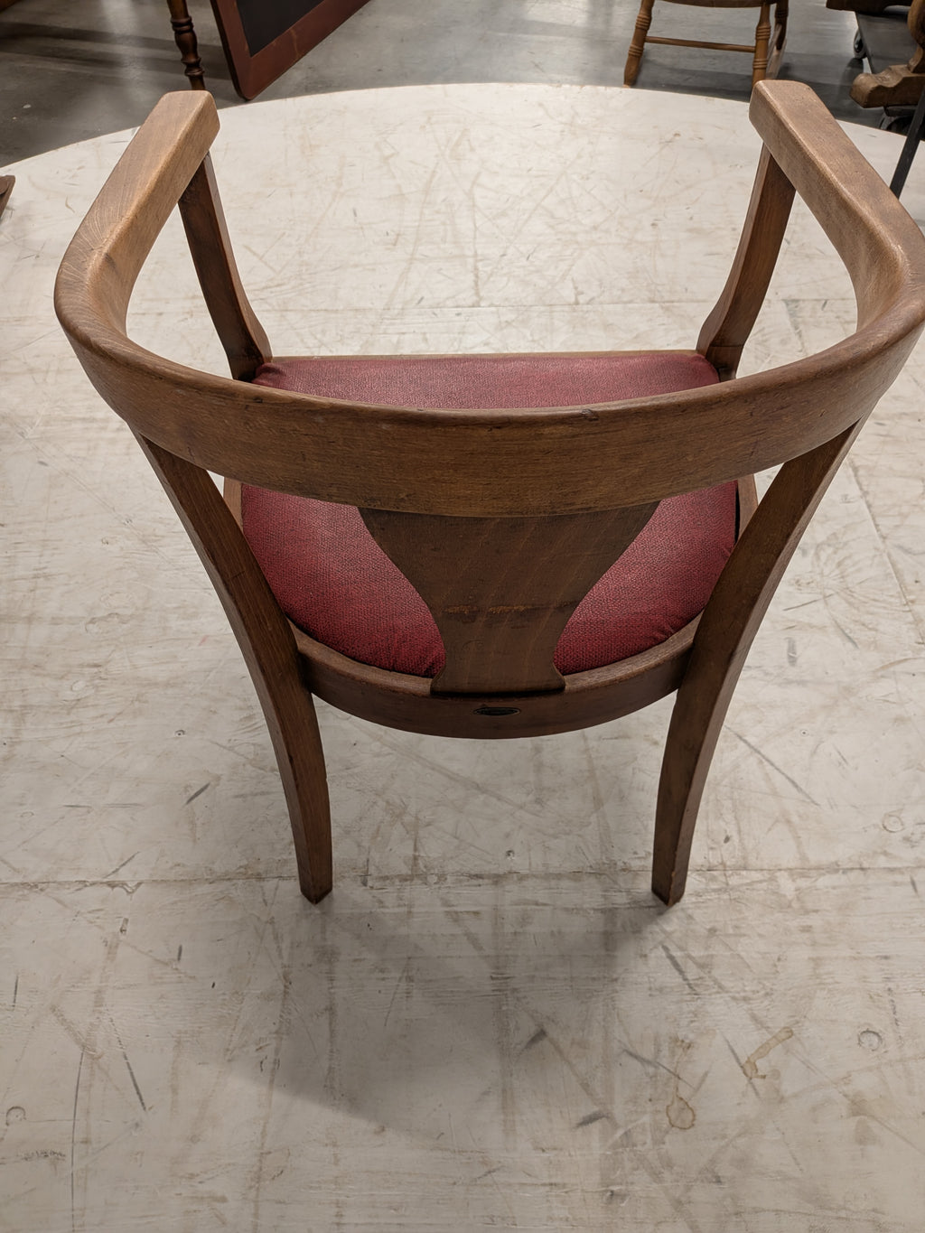 Houten armstoel met rode zitting