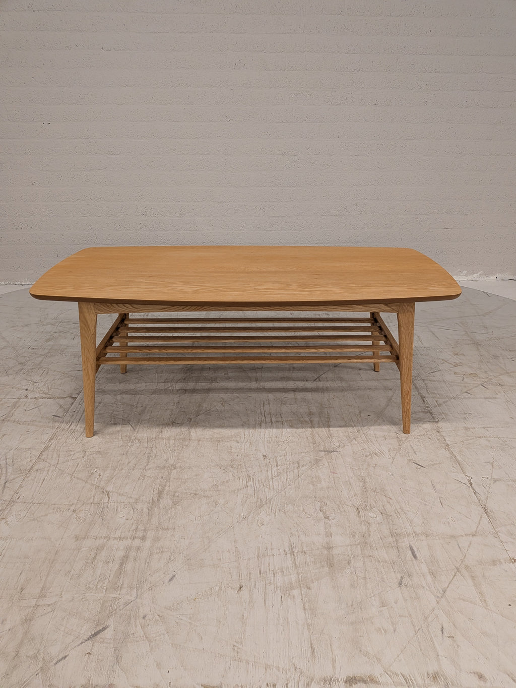 Vintage salontafel met lectuurrek