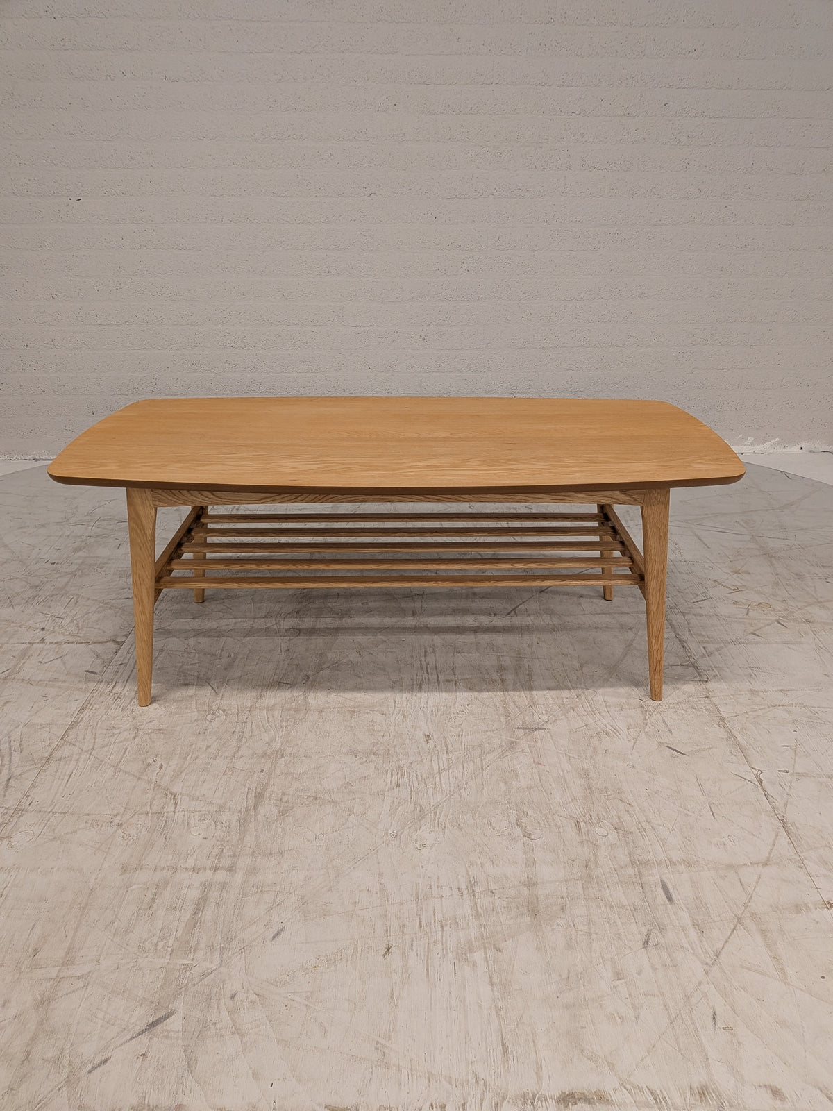 Vintage salontafel met lectuurrek
