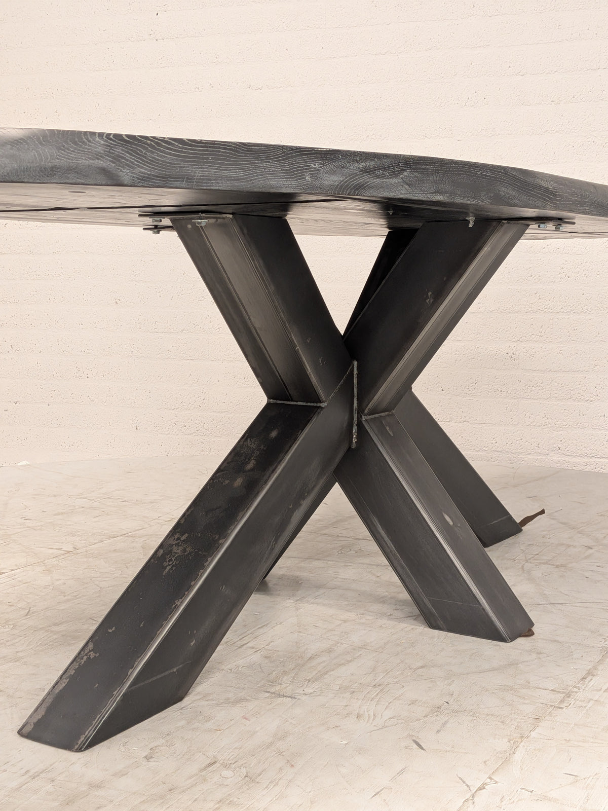 Eettafel ovaal met stalen spinpoot