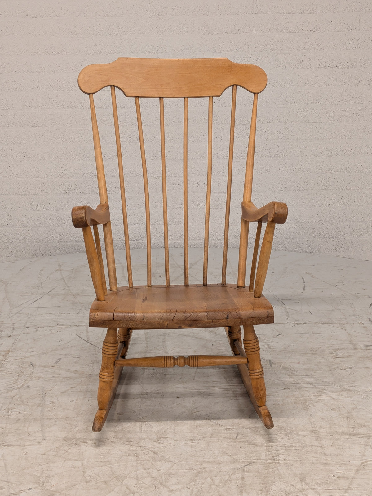 Houten schommelstoel met spijlenrug