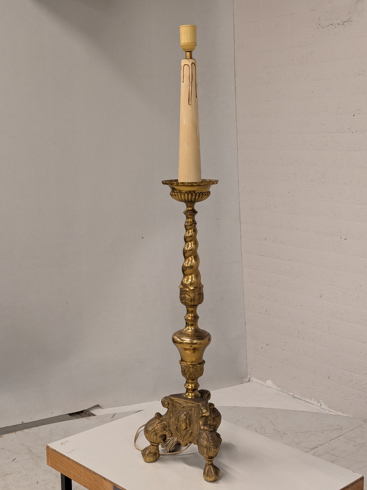 Grote messing kandelaarlamp met engelenkopjes