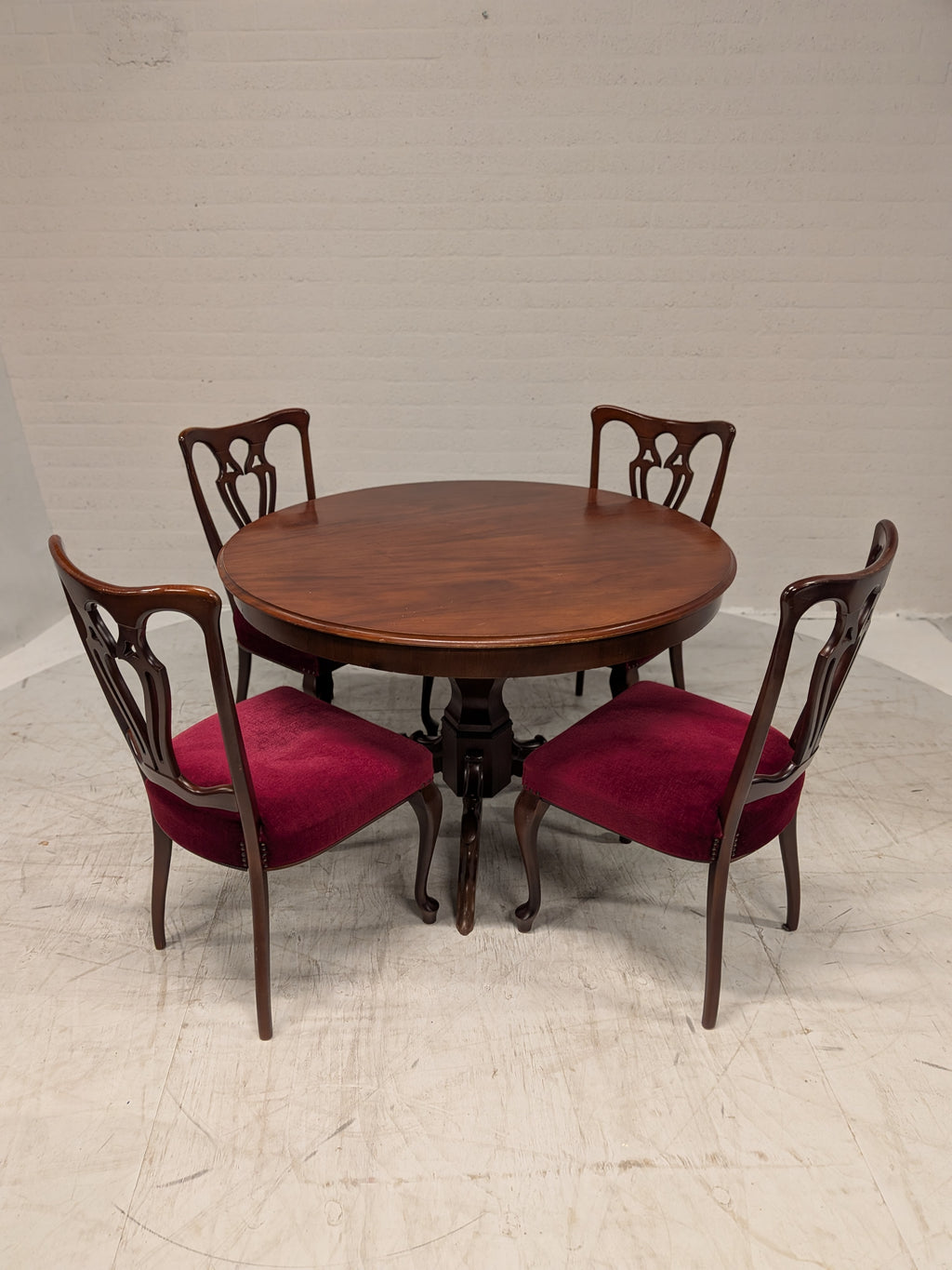 Ronde tafel op driepoot