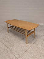 Vintage salontafel met lectuurrek