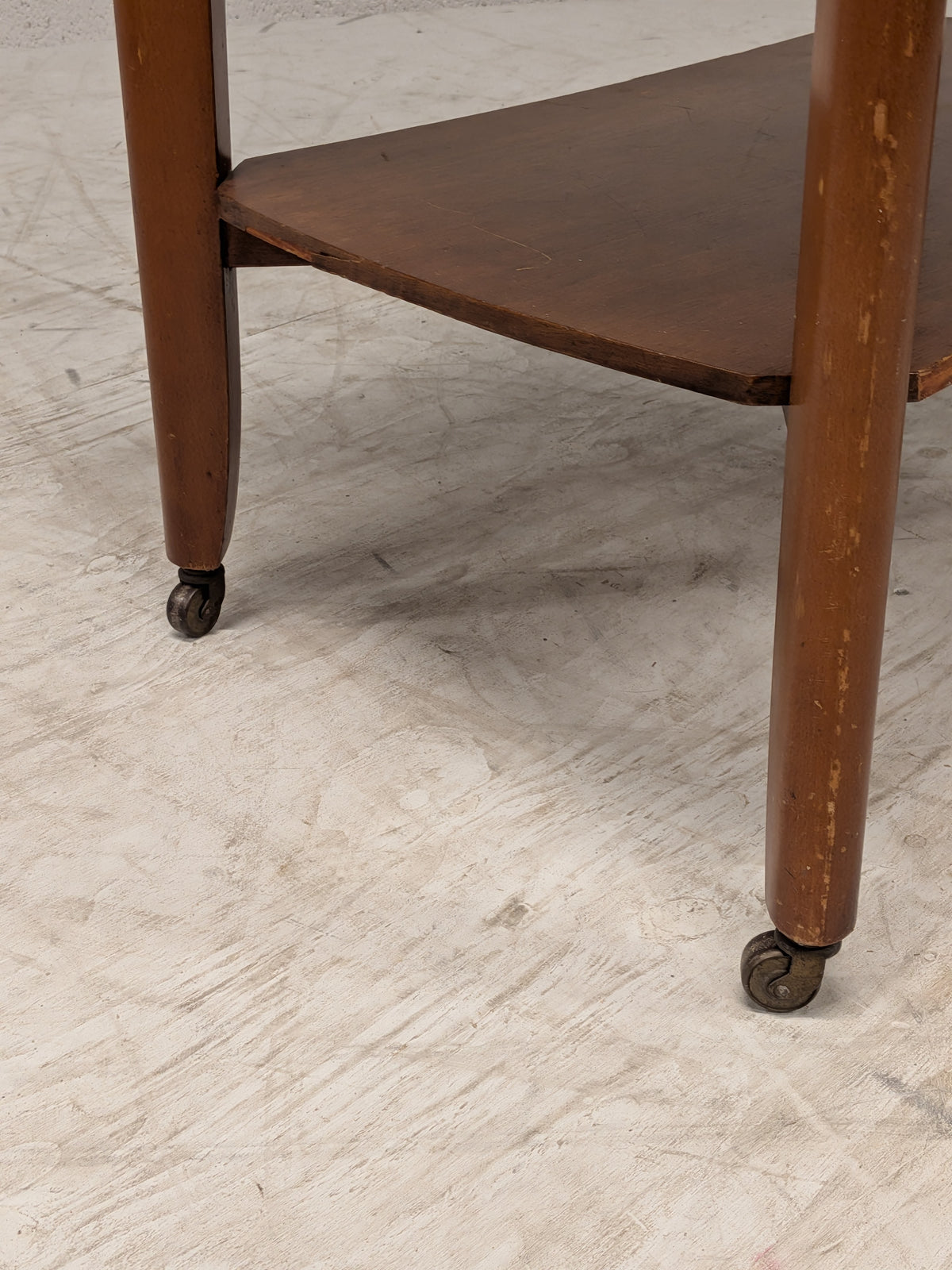 Houten bijzettafeltje op wieltjes