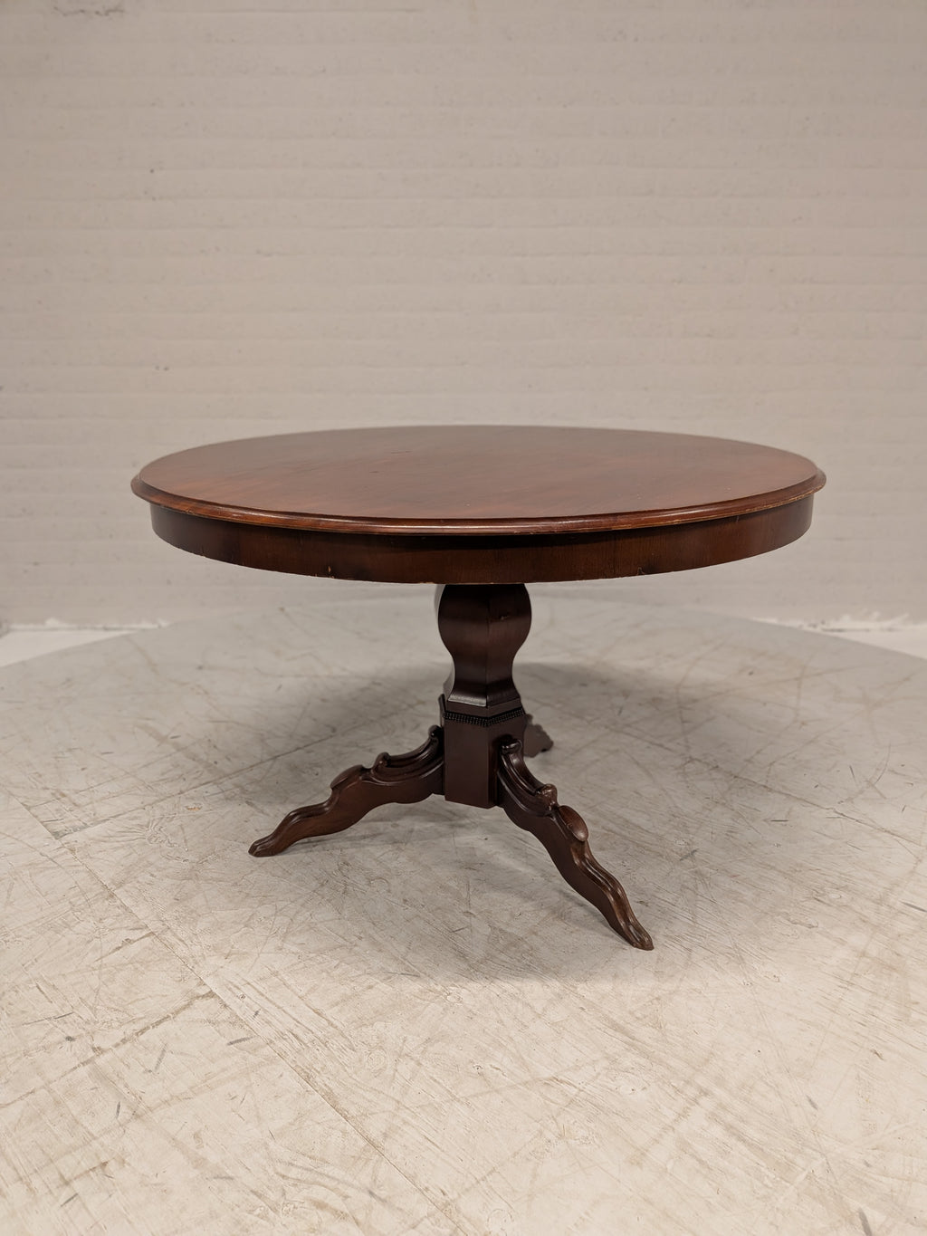 Ronde tafel op driepoot