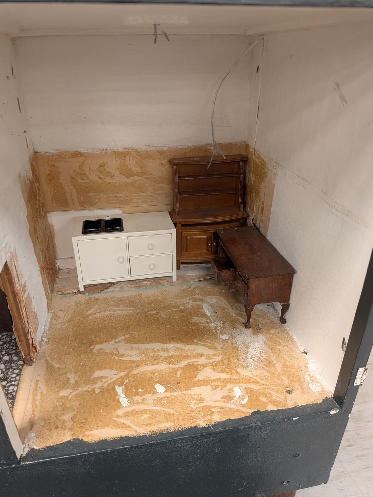 Groot poppenhuis met inrichting