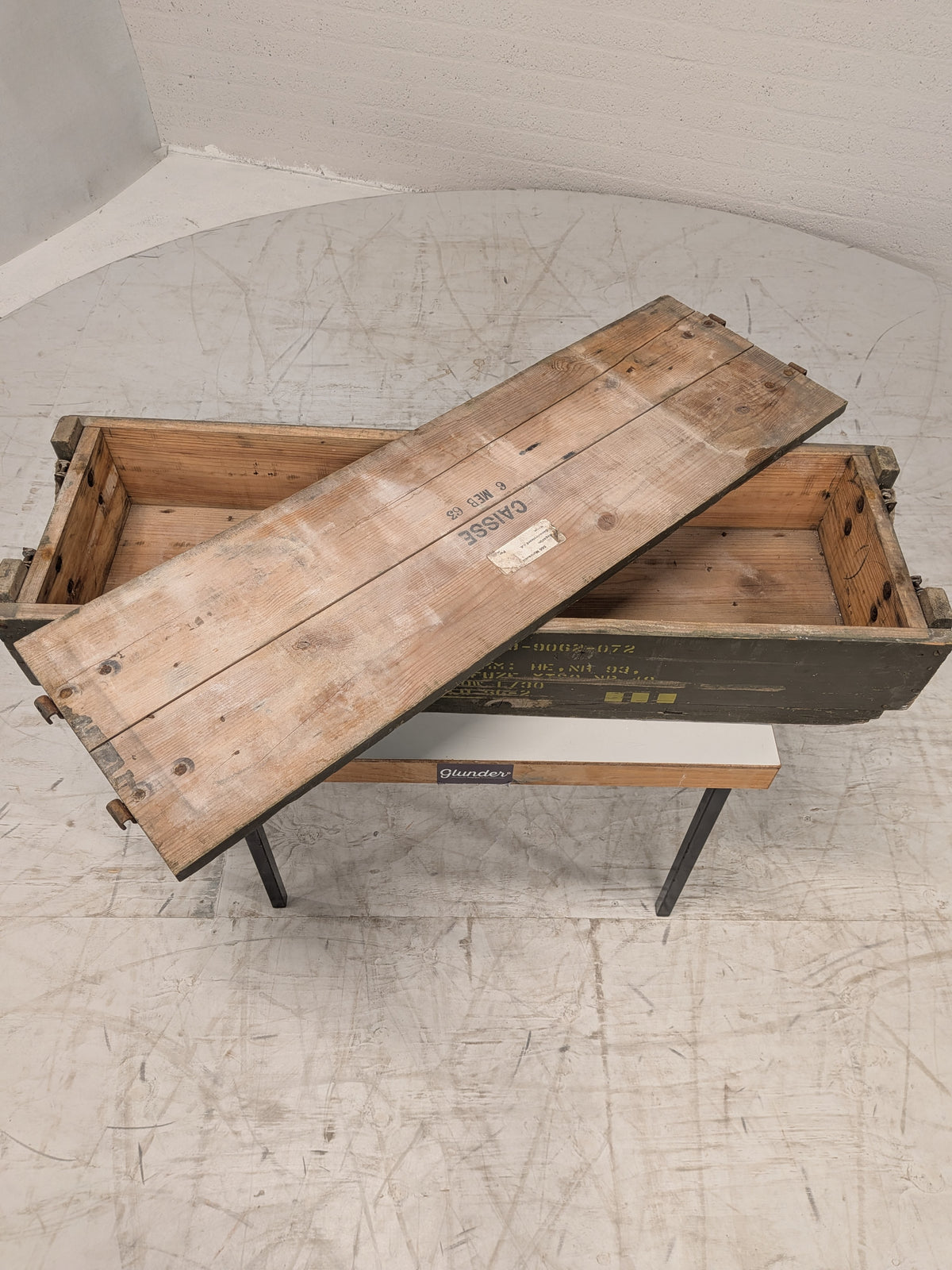 Houten munitiekist met touwhandvatten