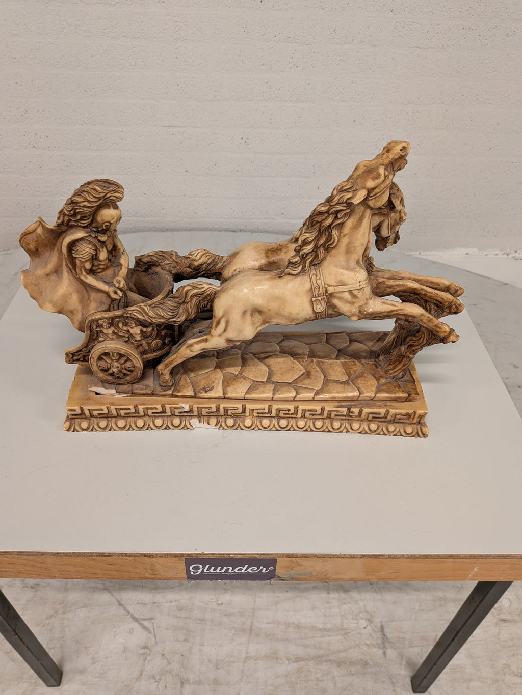 Beeld Romeinse strijdwagen met paarden