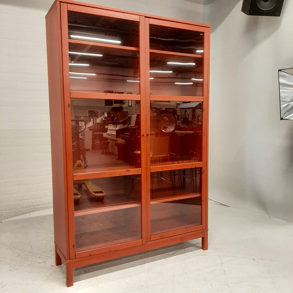 Rode Ikea vitrinekast