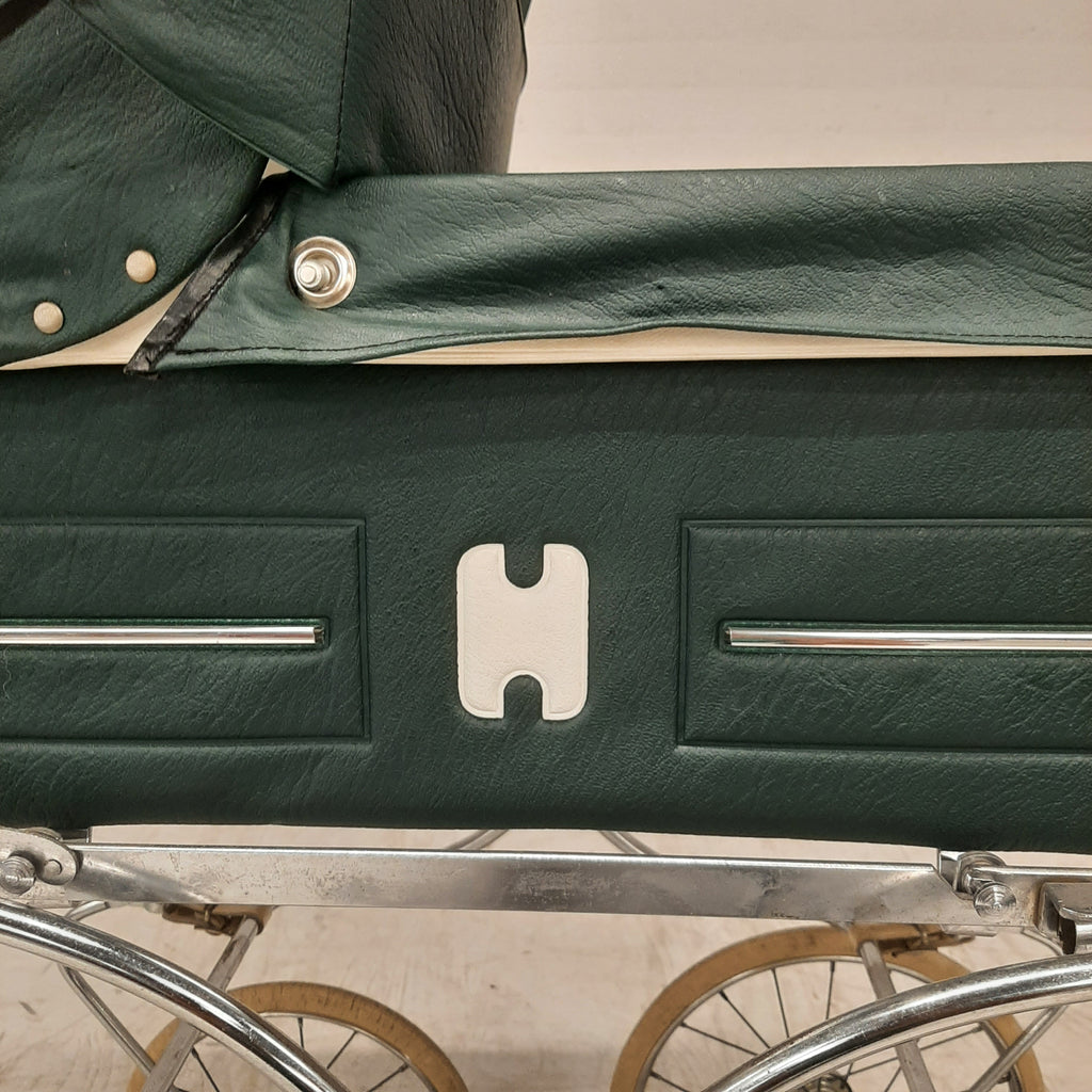 Vintage kinderwagen groen