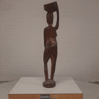 Houten beeld Afrikaanse vrouw