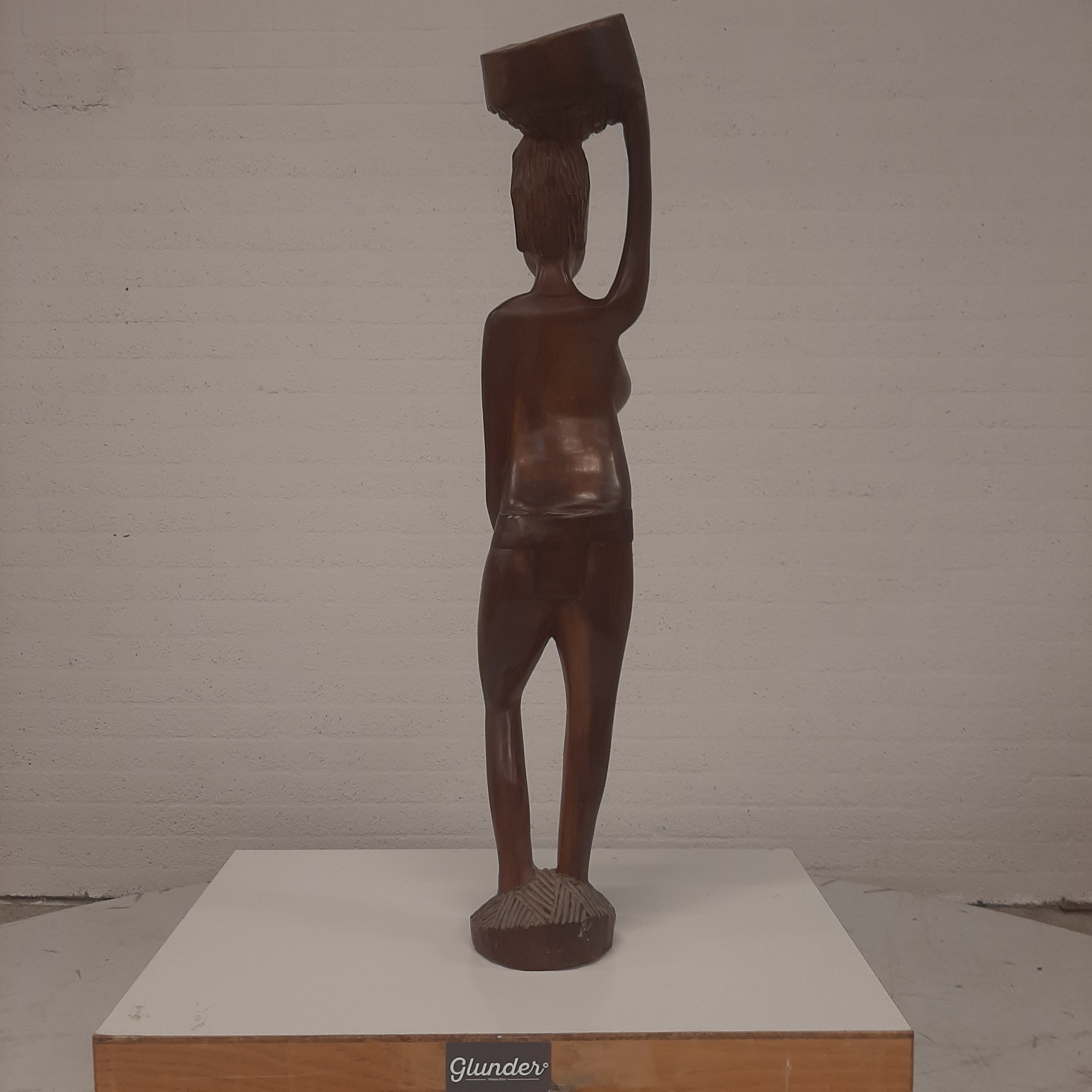 Houten beeld Afrikaanse vrouw