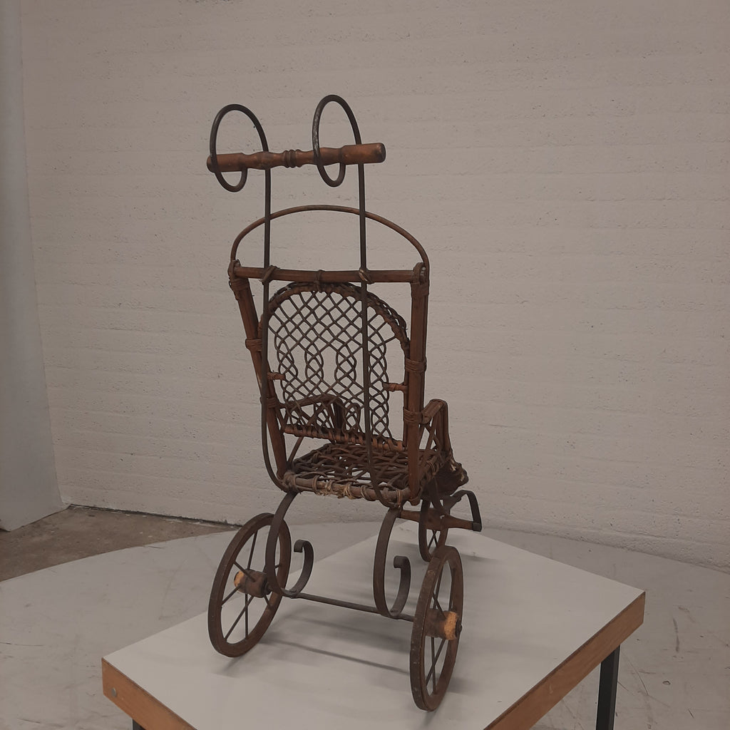 Antieke poppenwagen