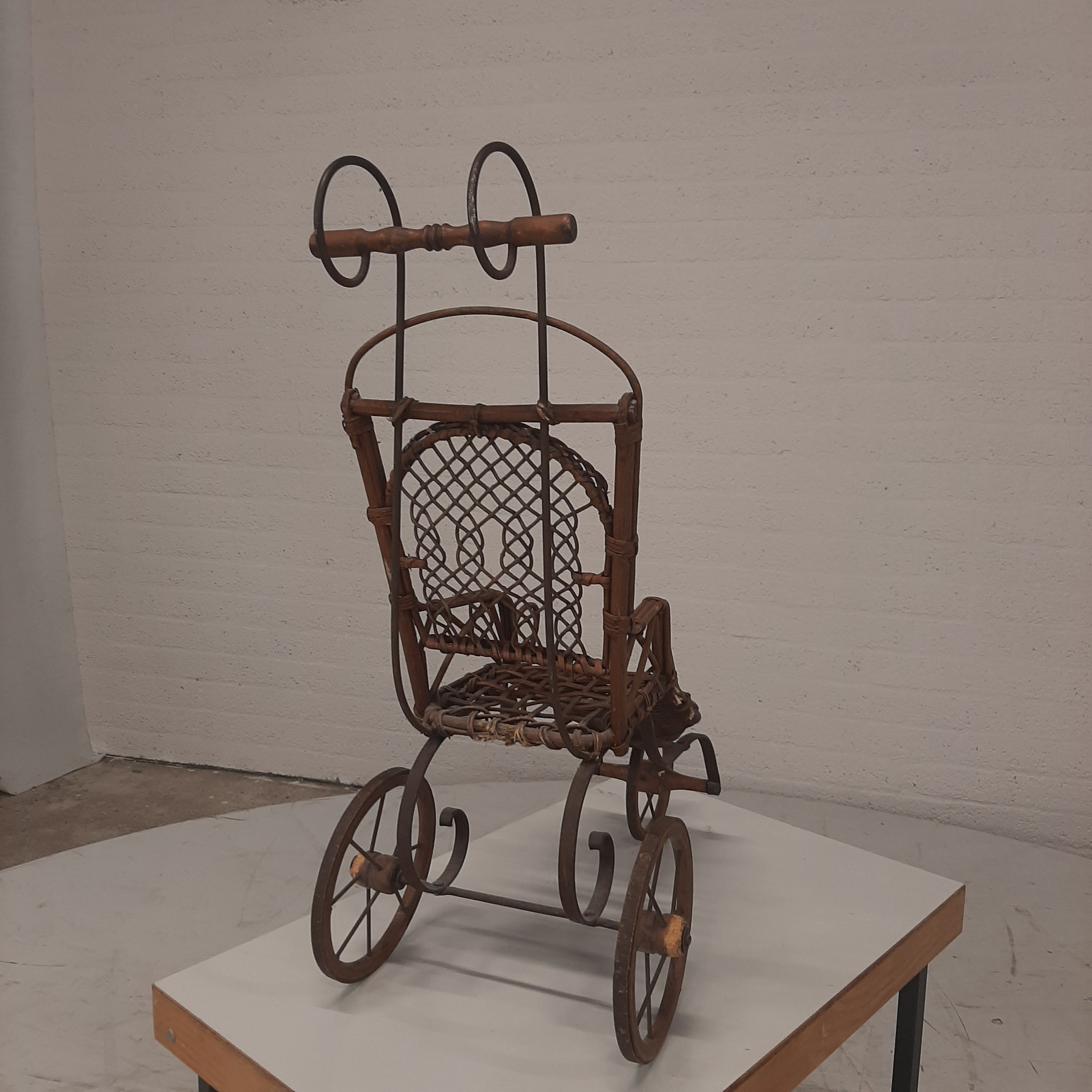 Antieke poppenwagen