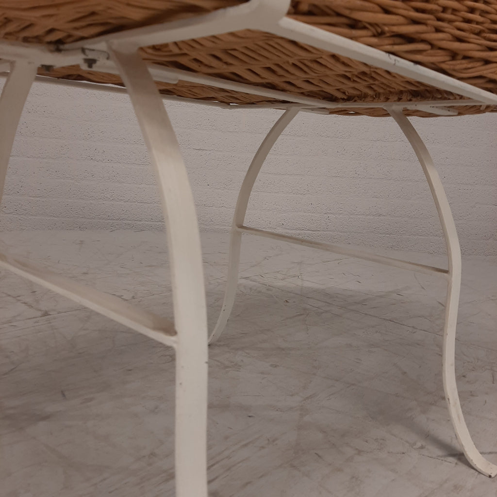 Vintage rotan wieg wit ijzeren onderstel