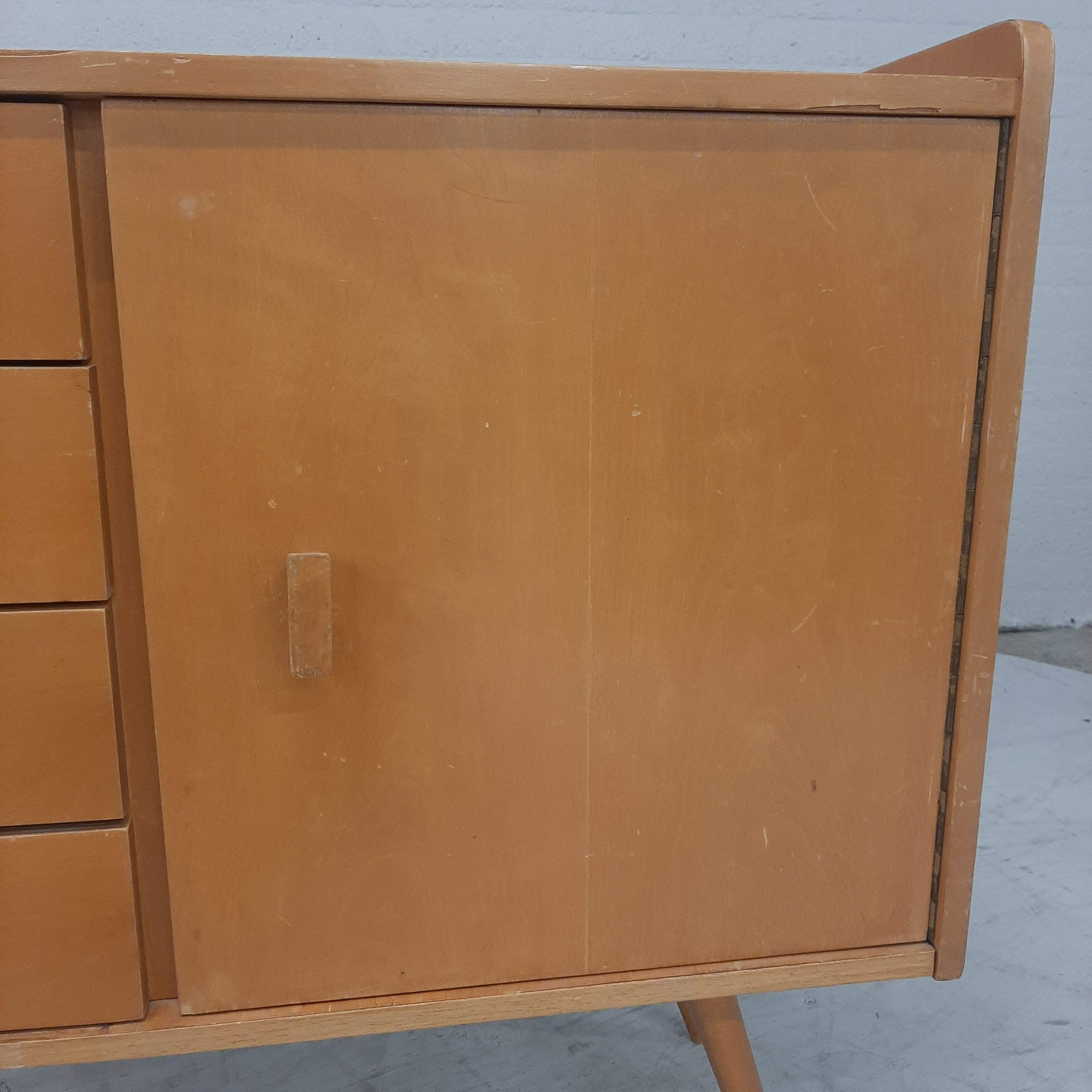 Houten kastje 4 lades en deurtje