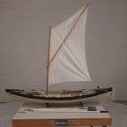 Model zeilboot in zwart / wit