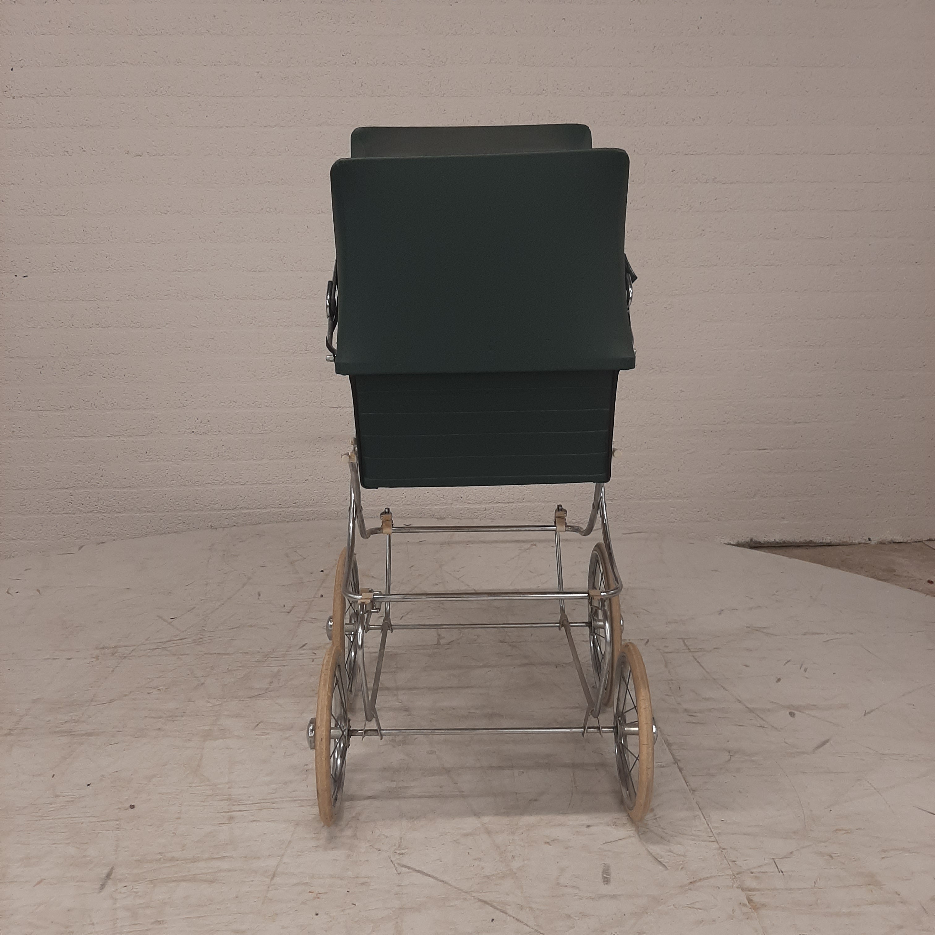 Vintage kinderwagen groen