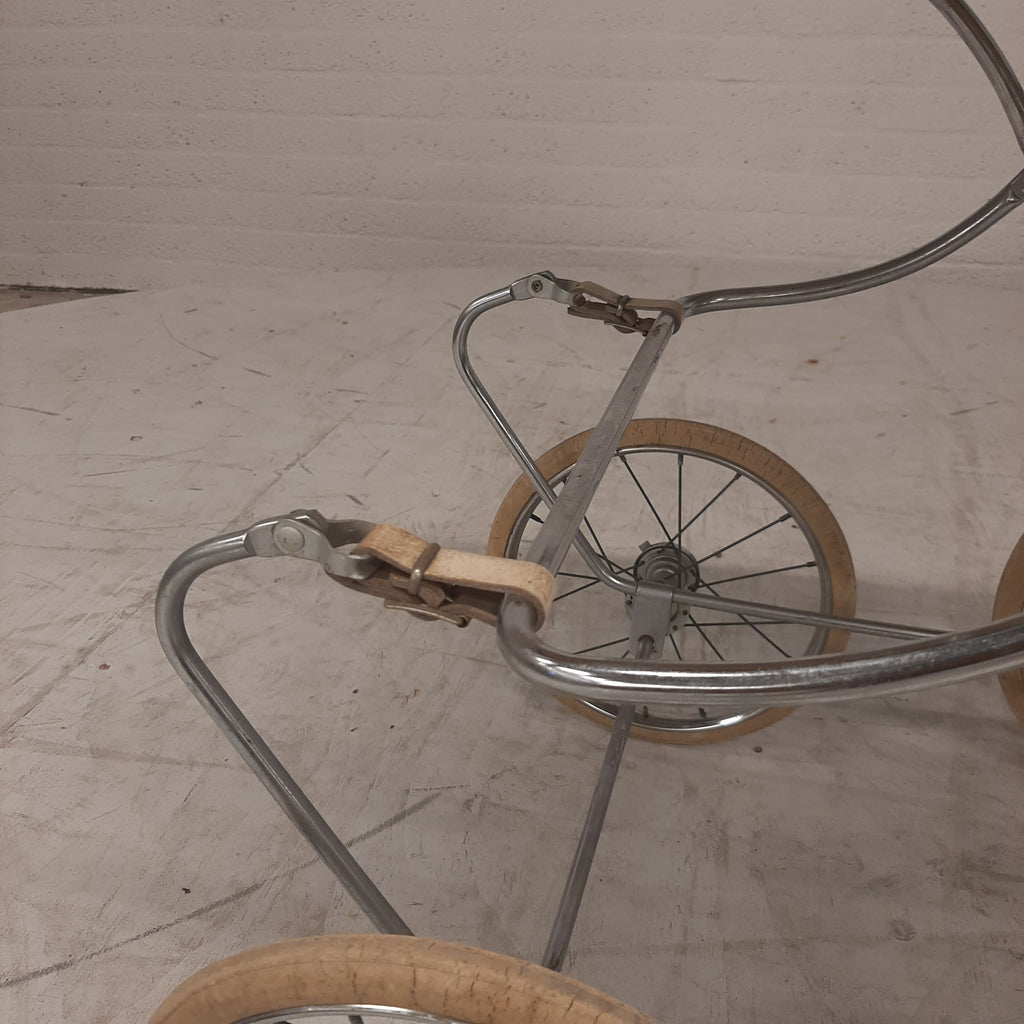 Vintage kinderwagen groen