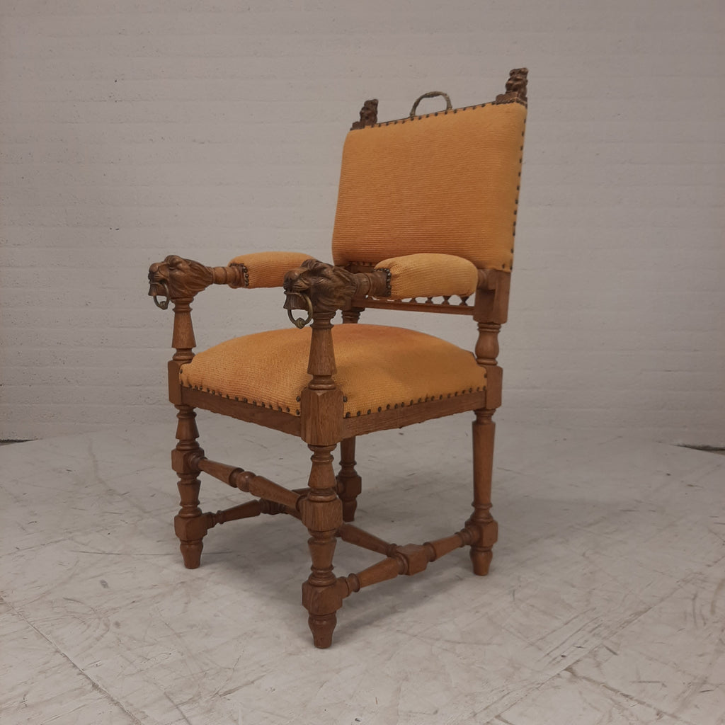 Kasteelstoel met leeuwenkoppen