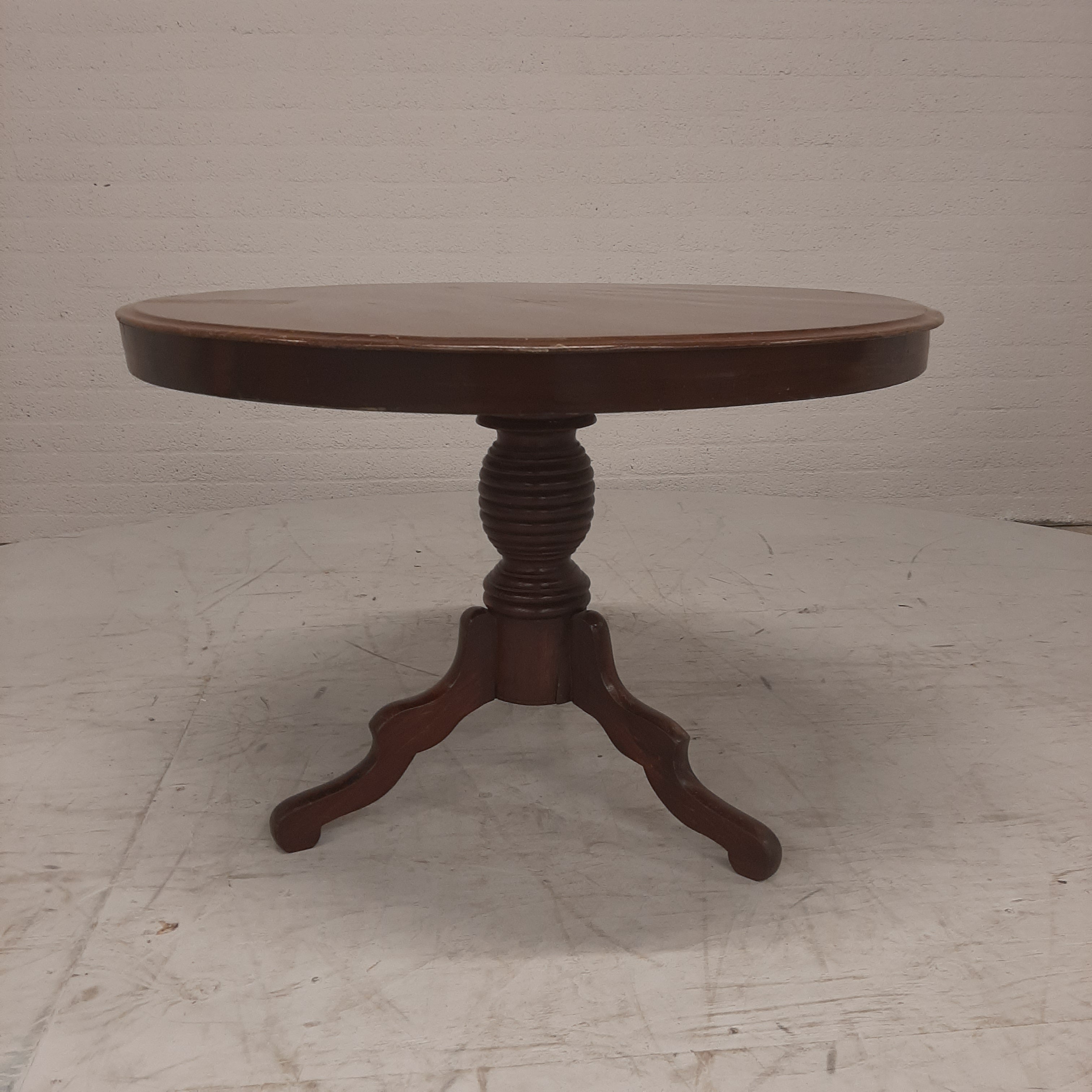 Ronde salontafel op poot met 3 voeten