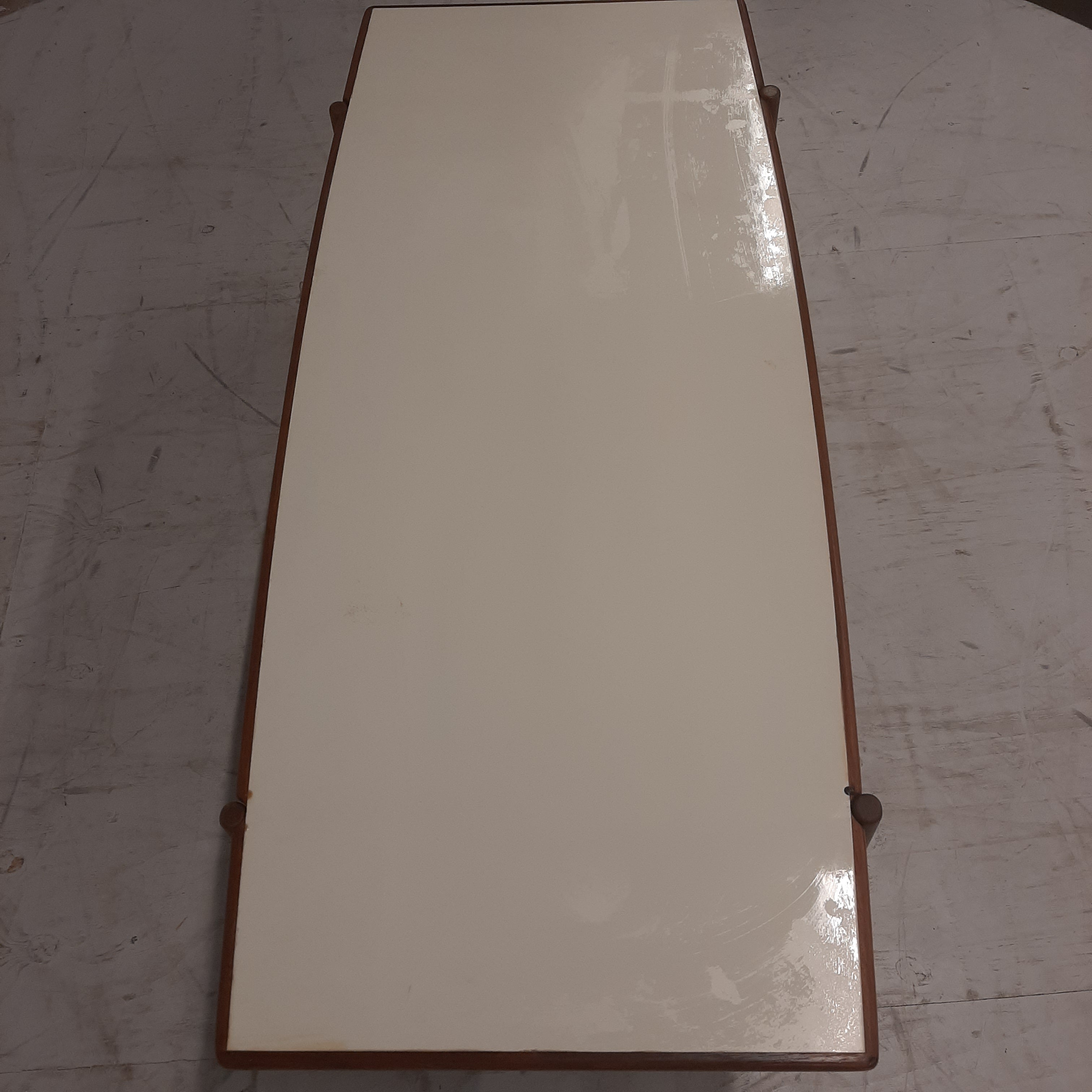 Mid Century modern salontafel met spijlen rek
