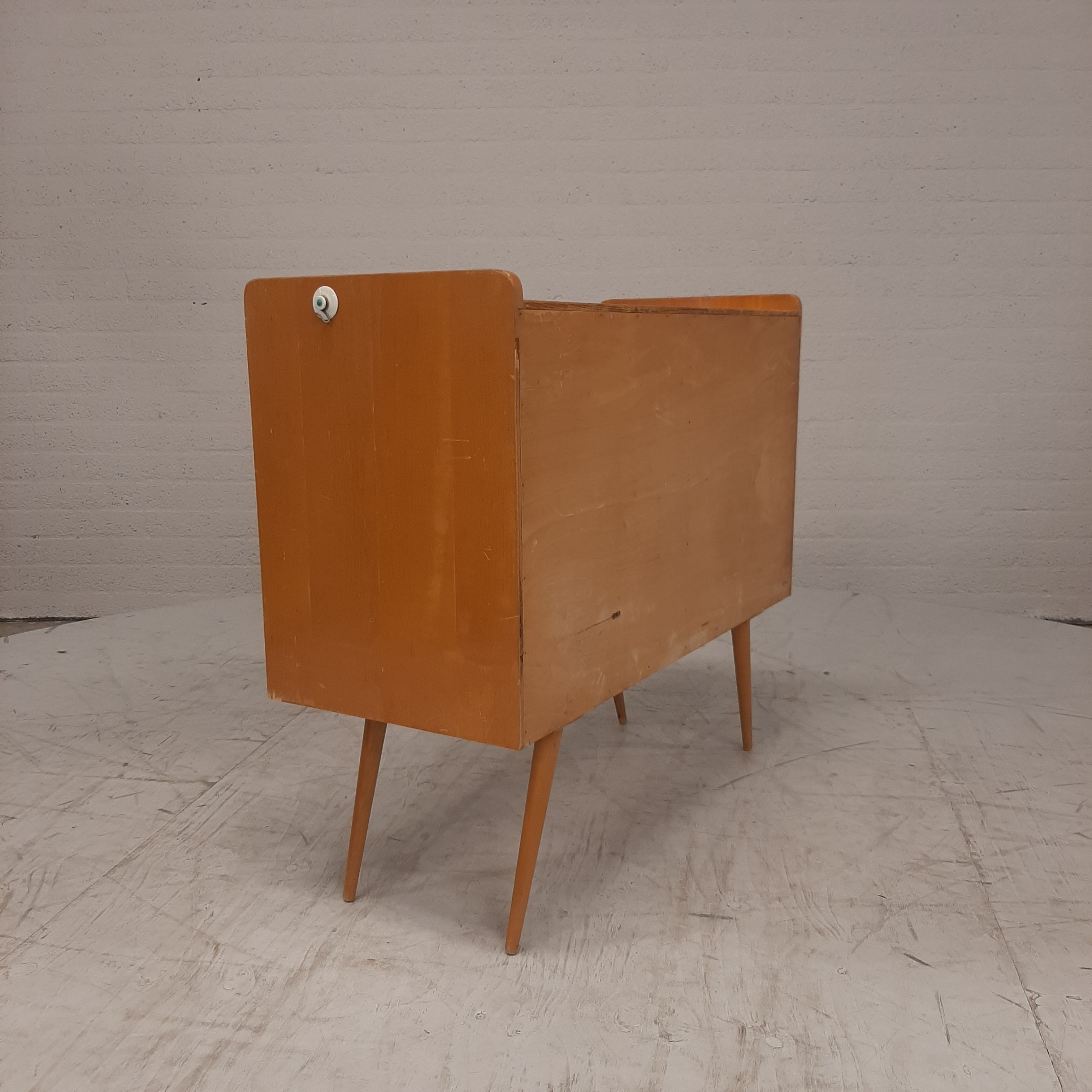 Houten kastje 4 lades en deurtje