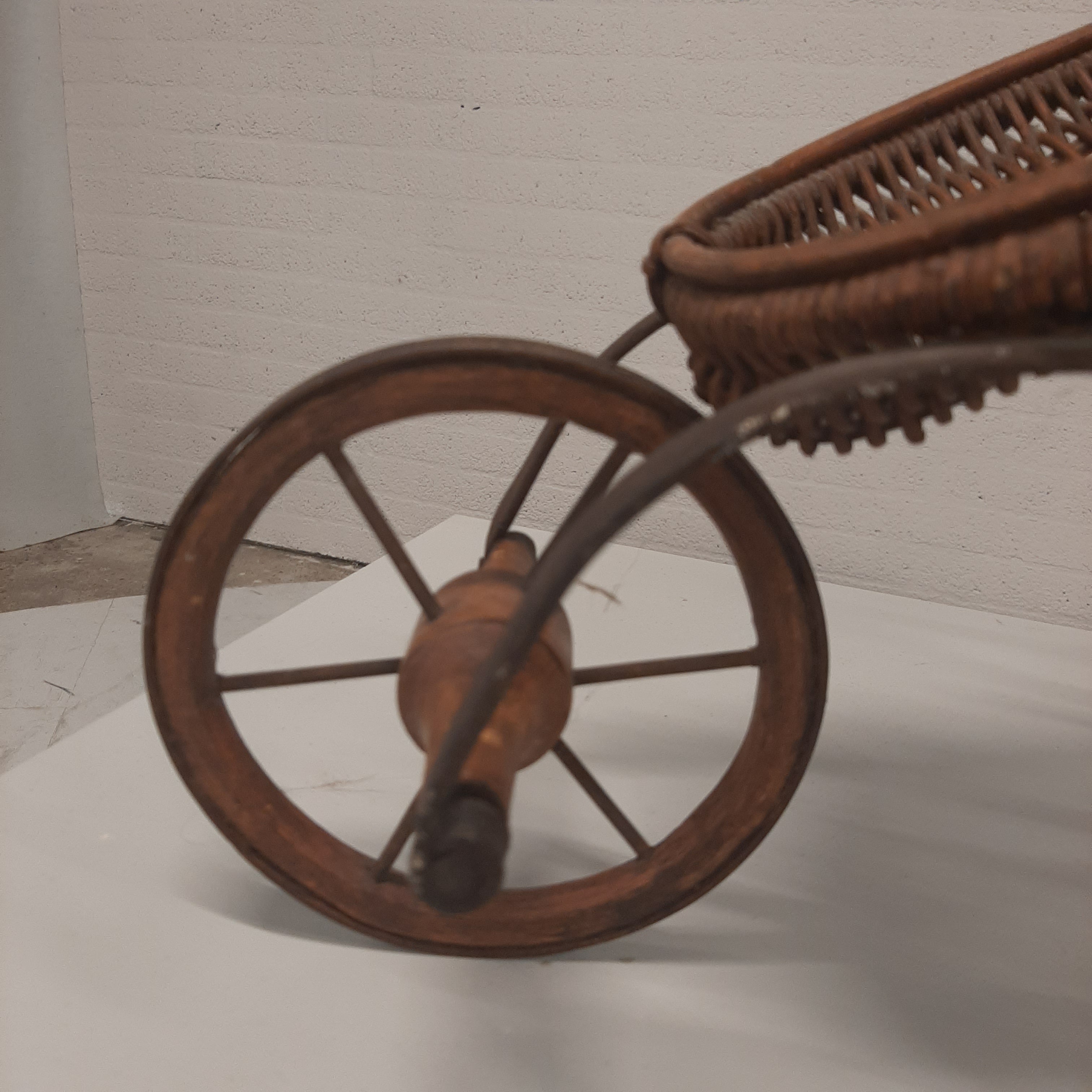 Antieke poppenwagen