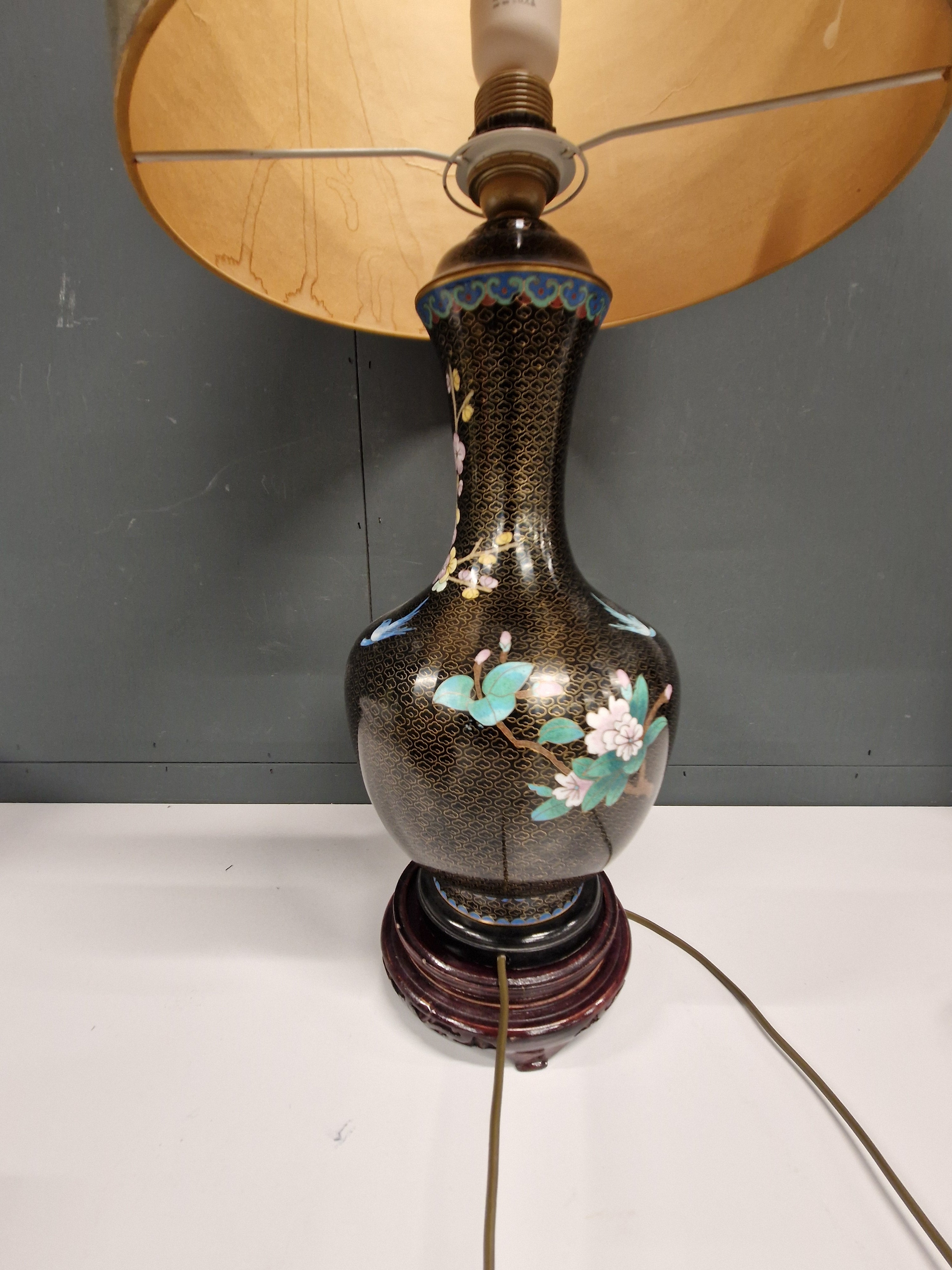 Chinese cloisonne vaaslamp met sokkel