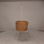 Vintage rotan wieg wit ijzeren onderstel