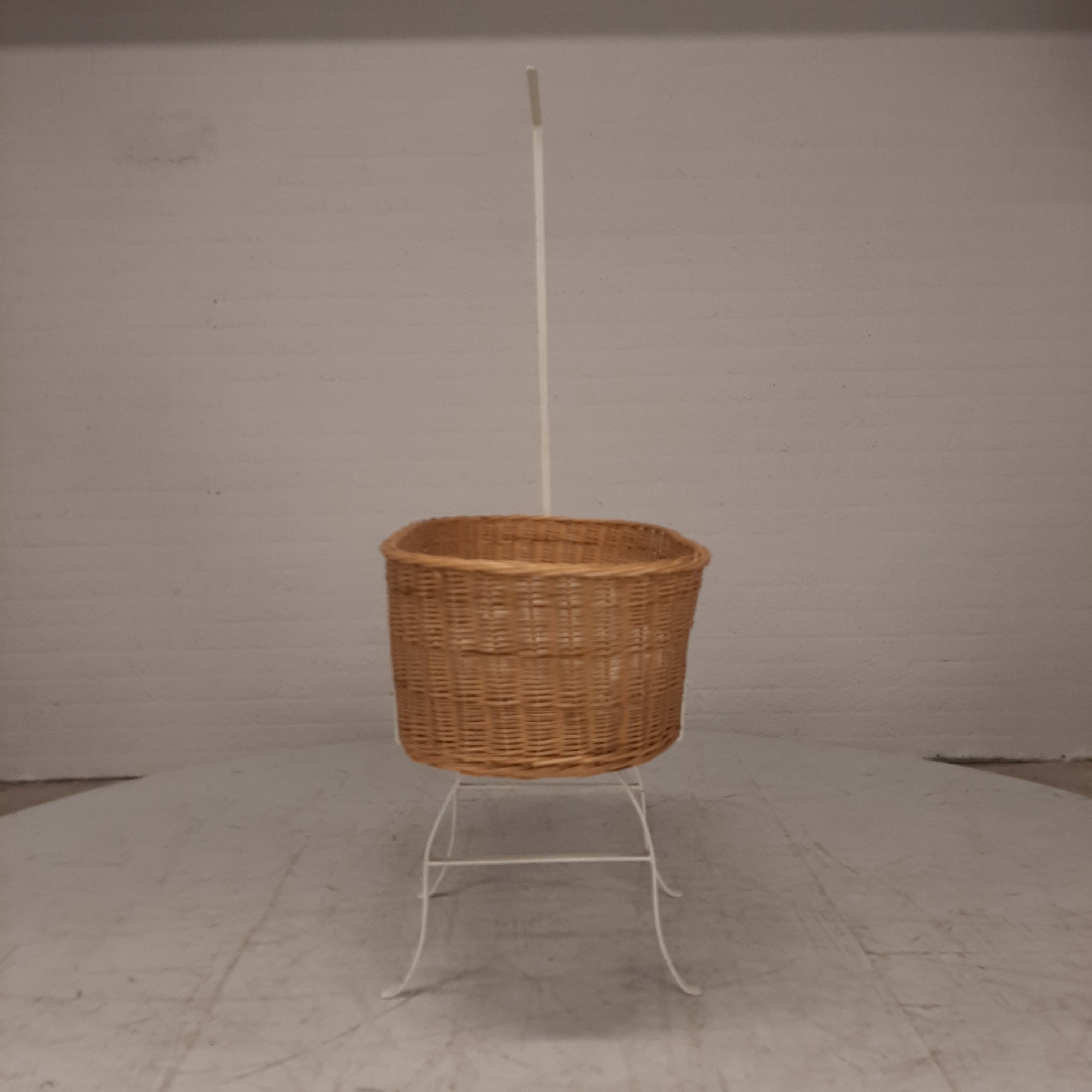 Vintage rotan wieg wit ijzeren onderstel