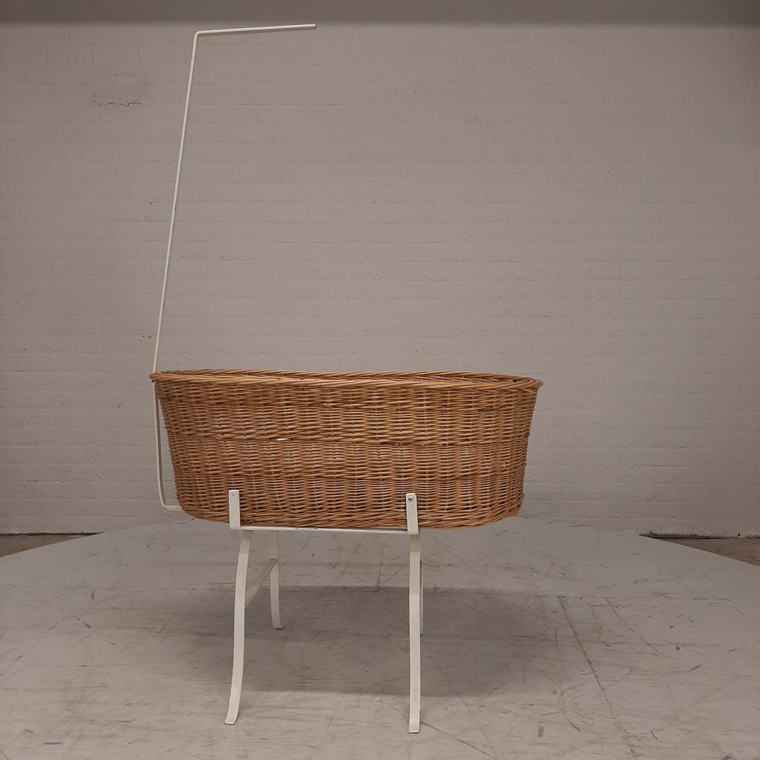Vintage rotan wieg wit ijzeren onderstel