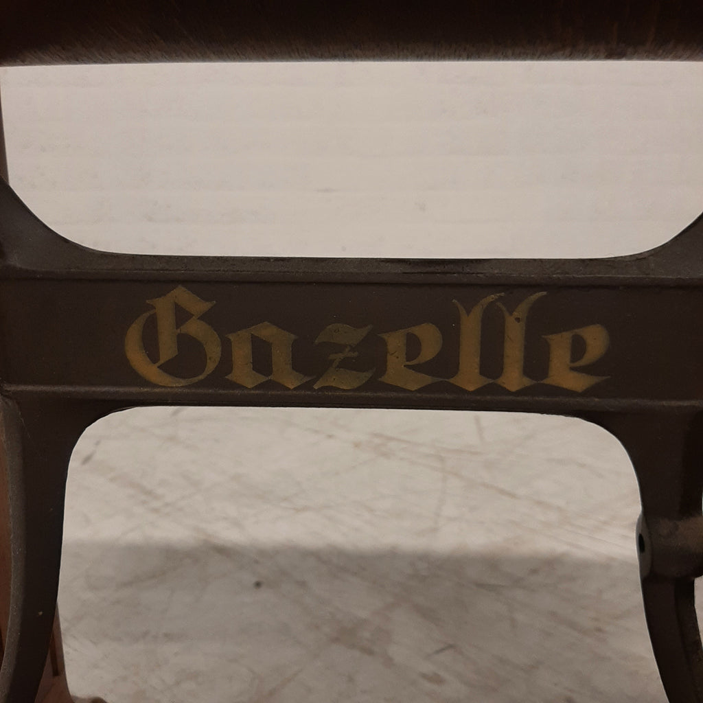 Gazelle trapnaaimachine in meubel