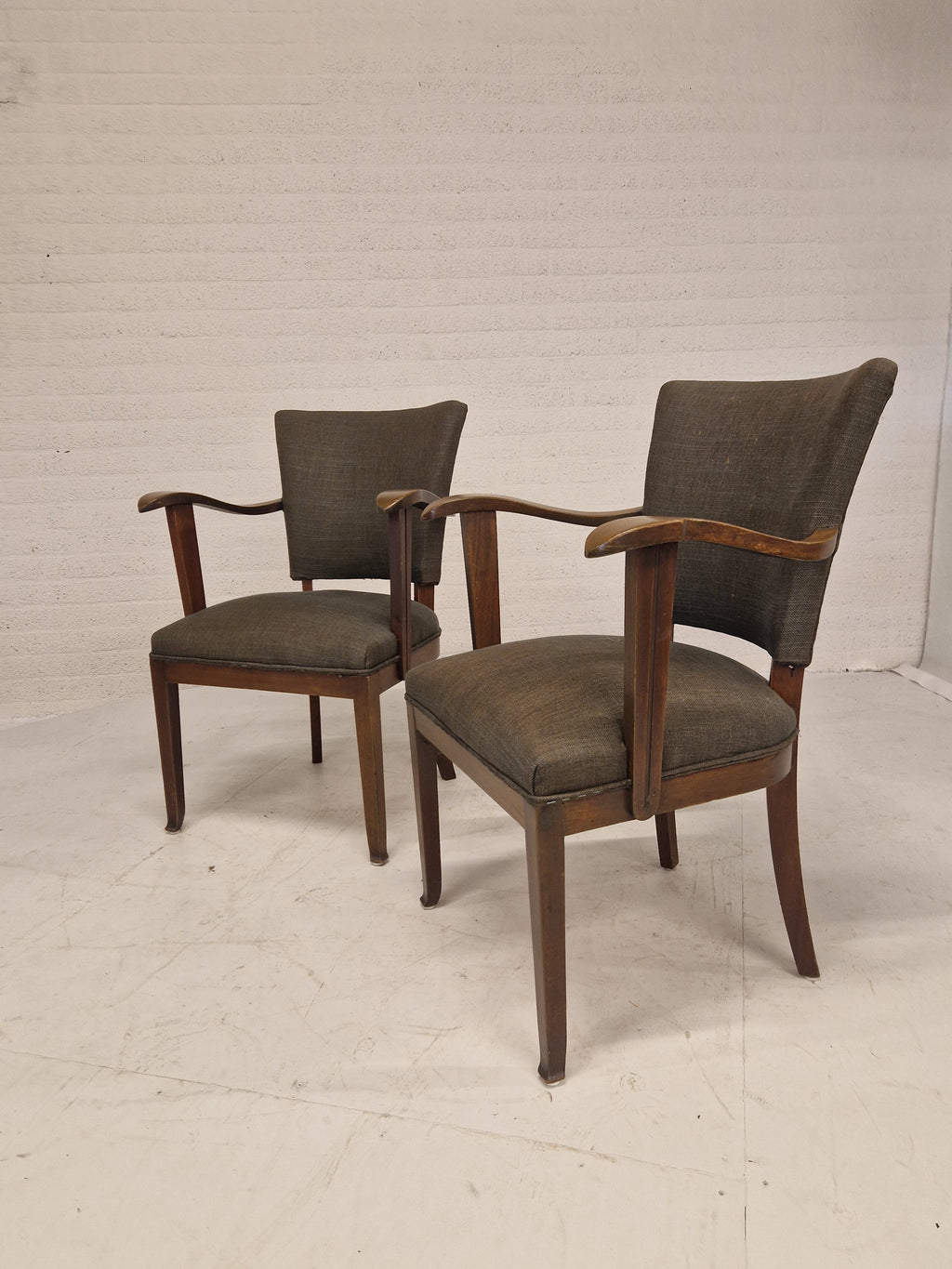 2 stoelen met gebogen armleuning