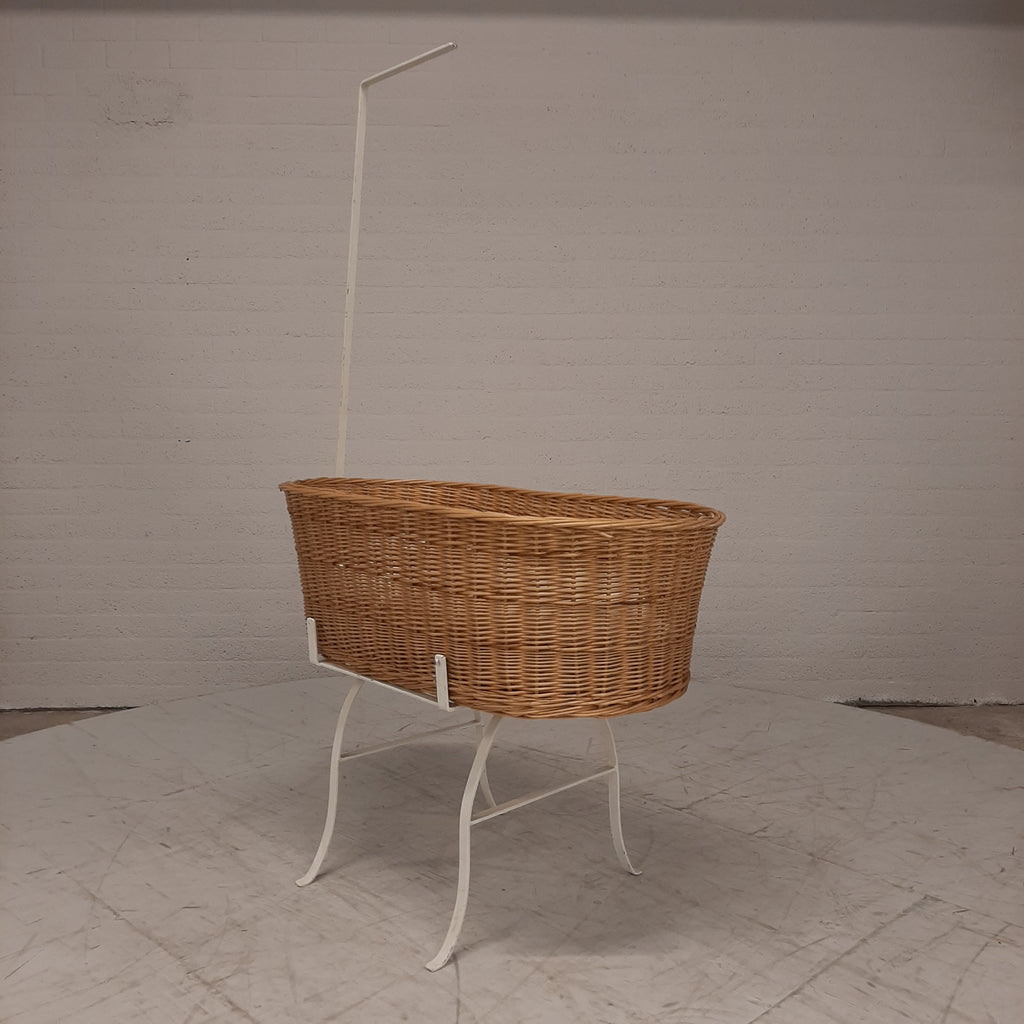 Vintage rotan wieg wit ijzeren onderstel