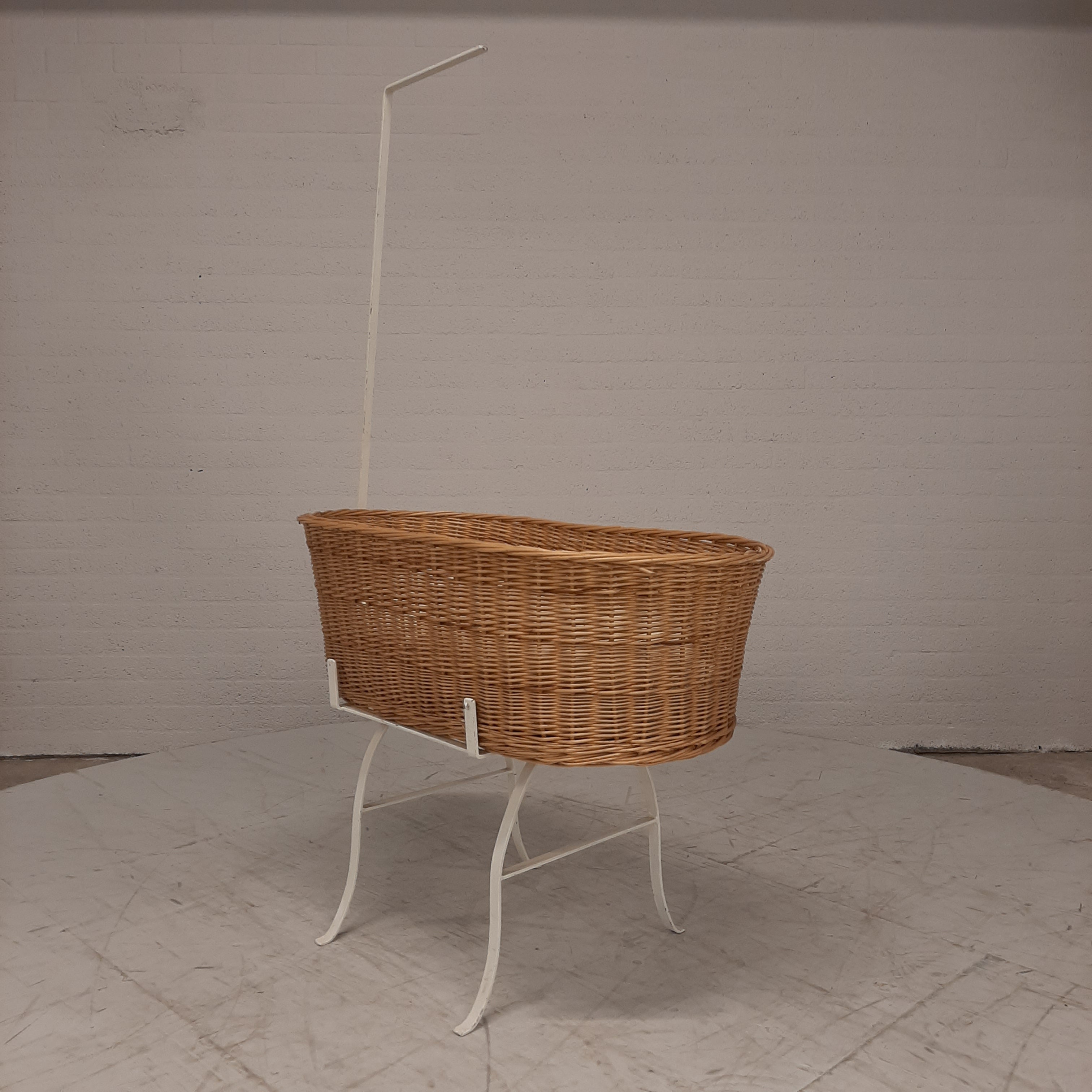 Vintage rotan wieg wit ijzeren onderstel