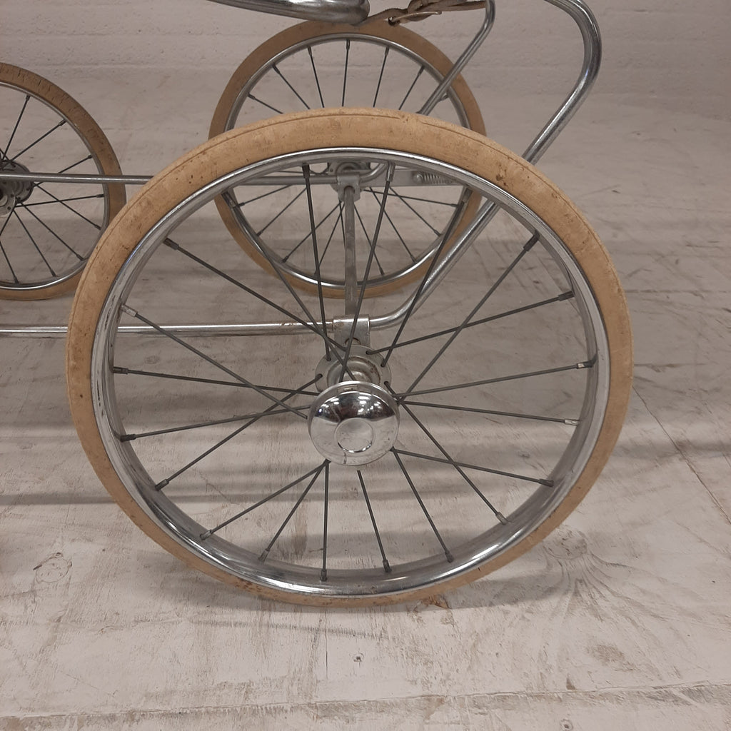 Vintage kinderwagen groen