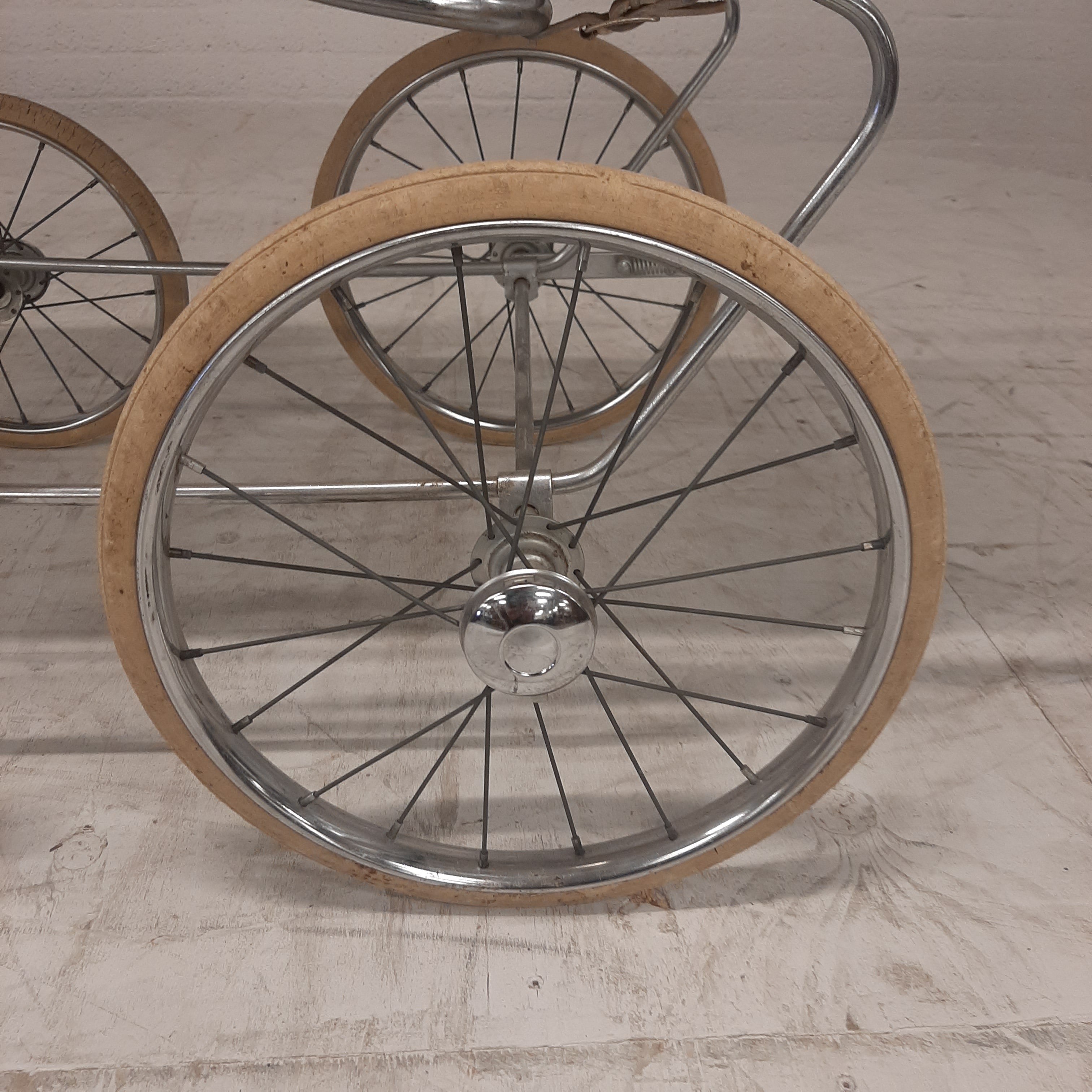 Vintage kinderwagen groen