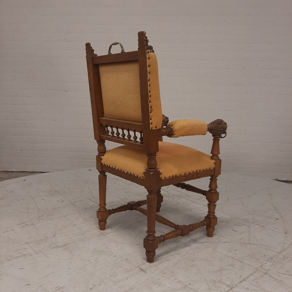 Kasteelstoel met leeuwenkoppen